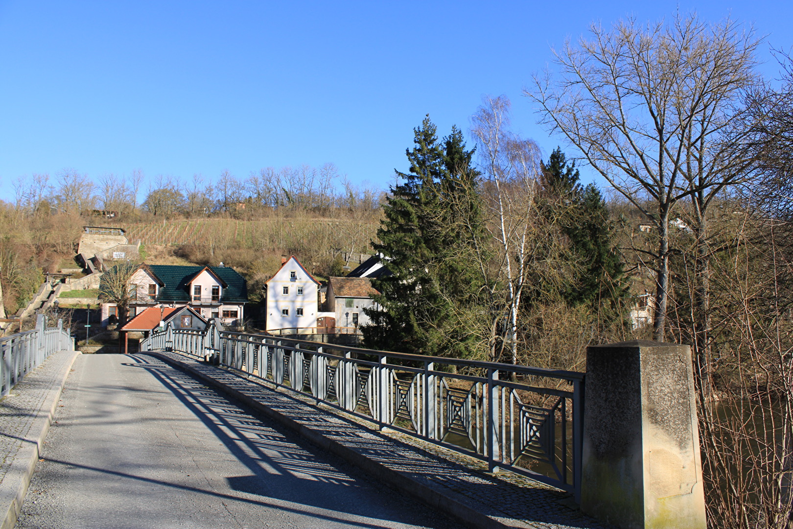 Über die Saalebrücke in Kaatschen