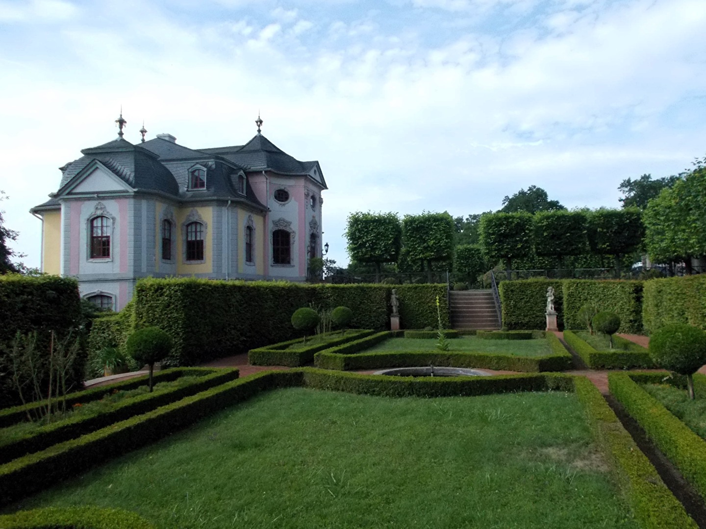 Rokoko-Schloss und ein Teil des Schlossgartens