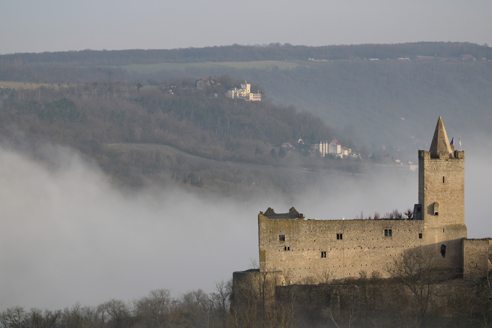 Die Burg im Nebel (2)