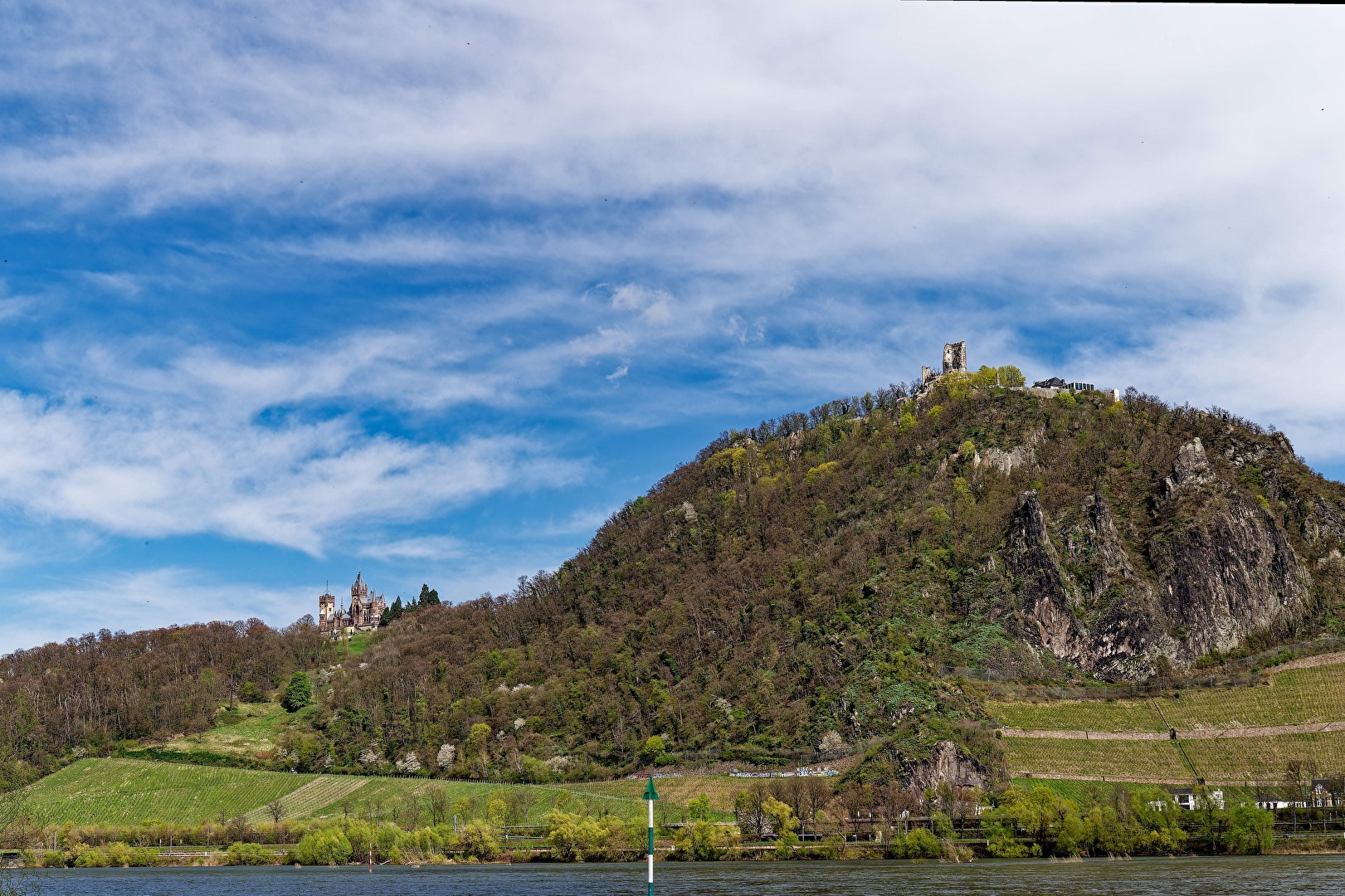Den Rhein entlang und den Drachenfels im Blick