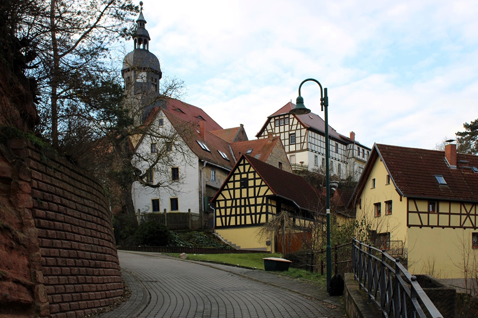 Eine Straße im Ort Schönburg