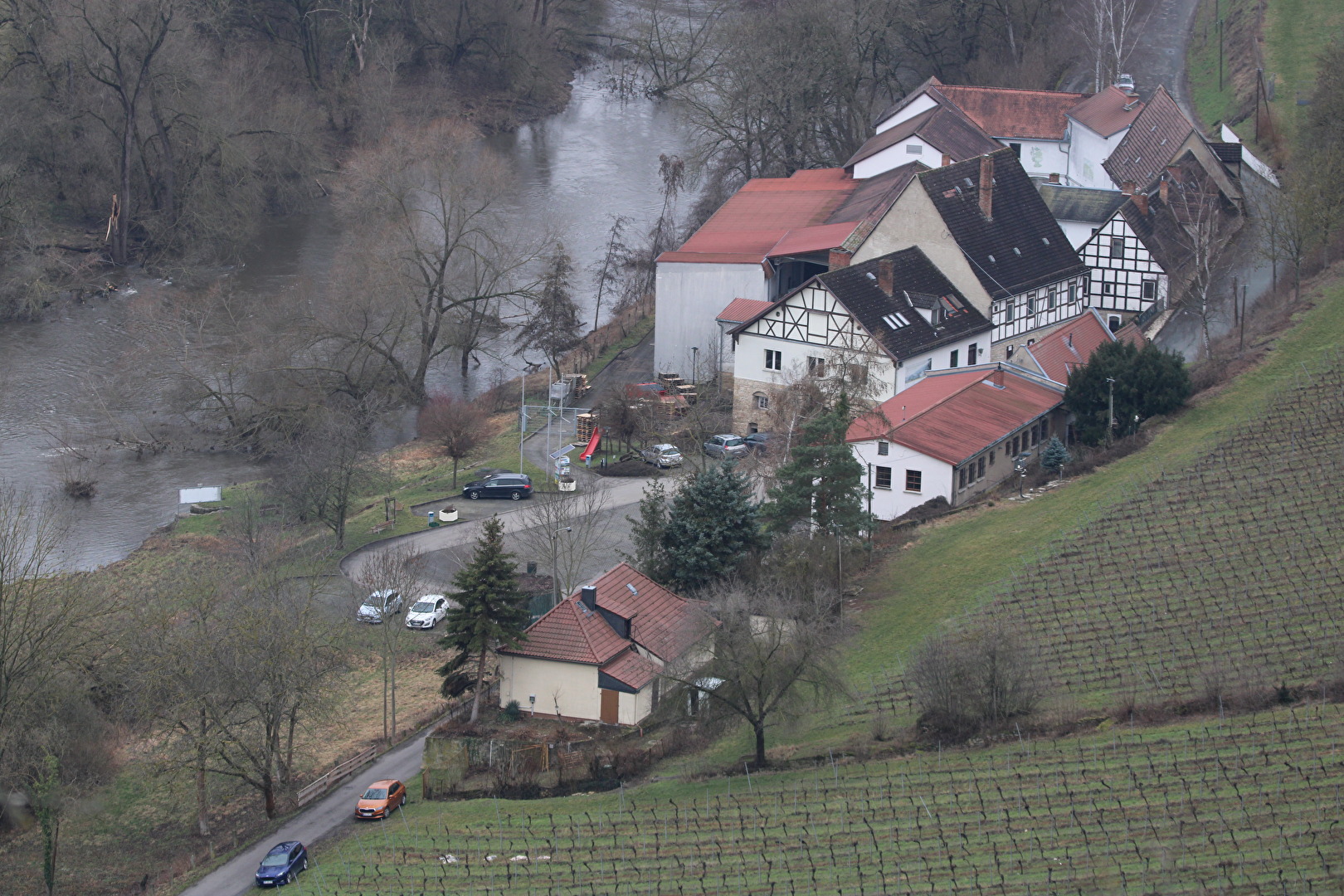 Blick von den Saale-Bergen auf das Saalhäuser Weingut (mit EF 100-000)
