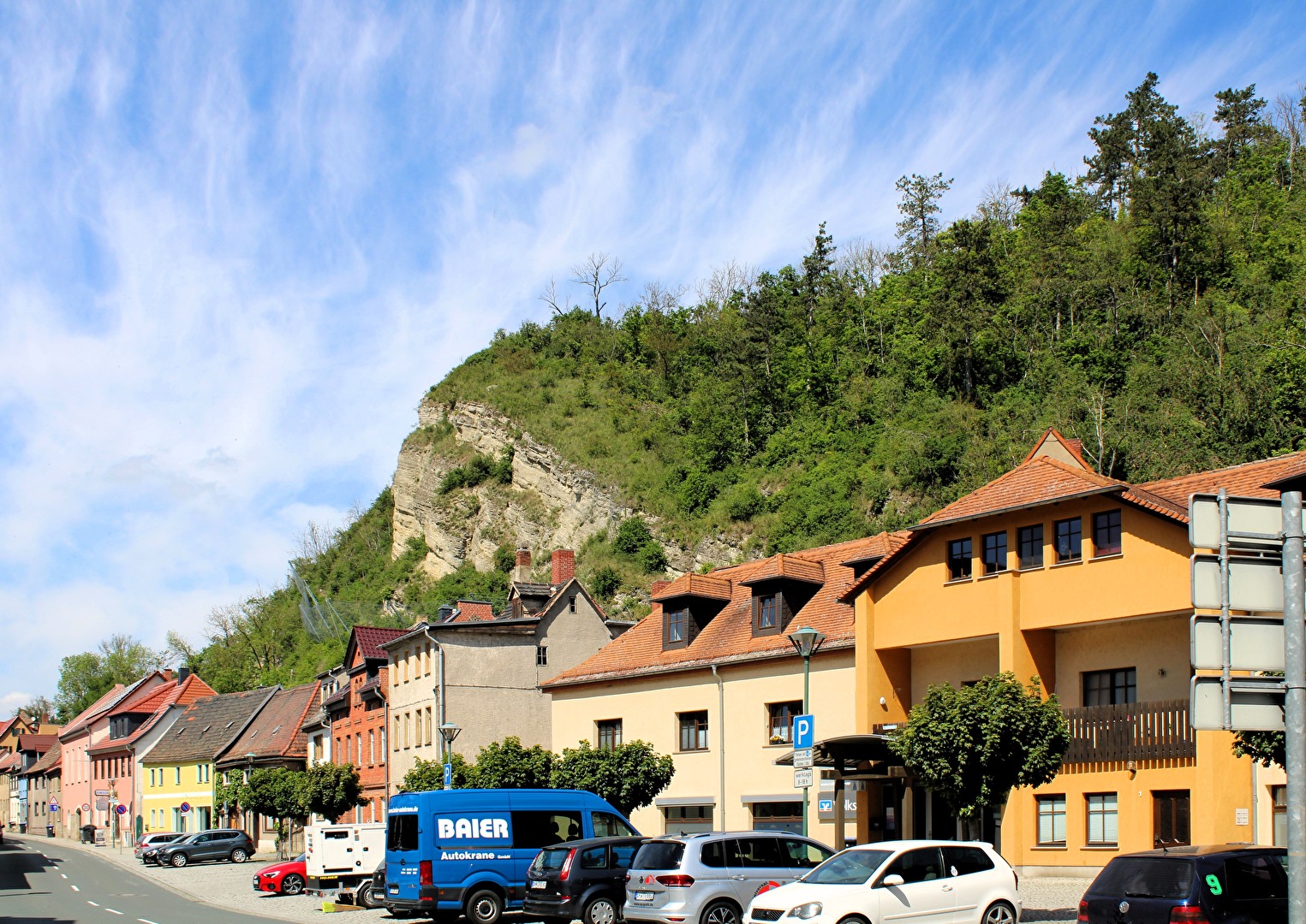 Straße in Camburg im Hintergrund der Wachtberg