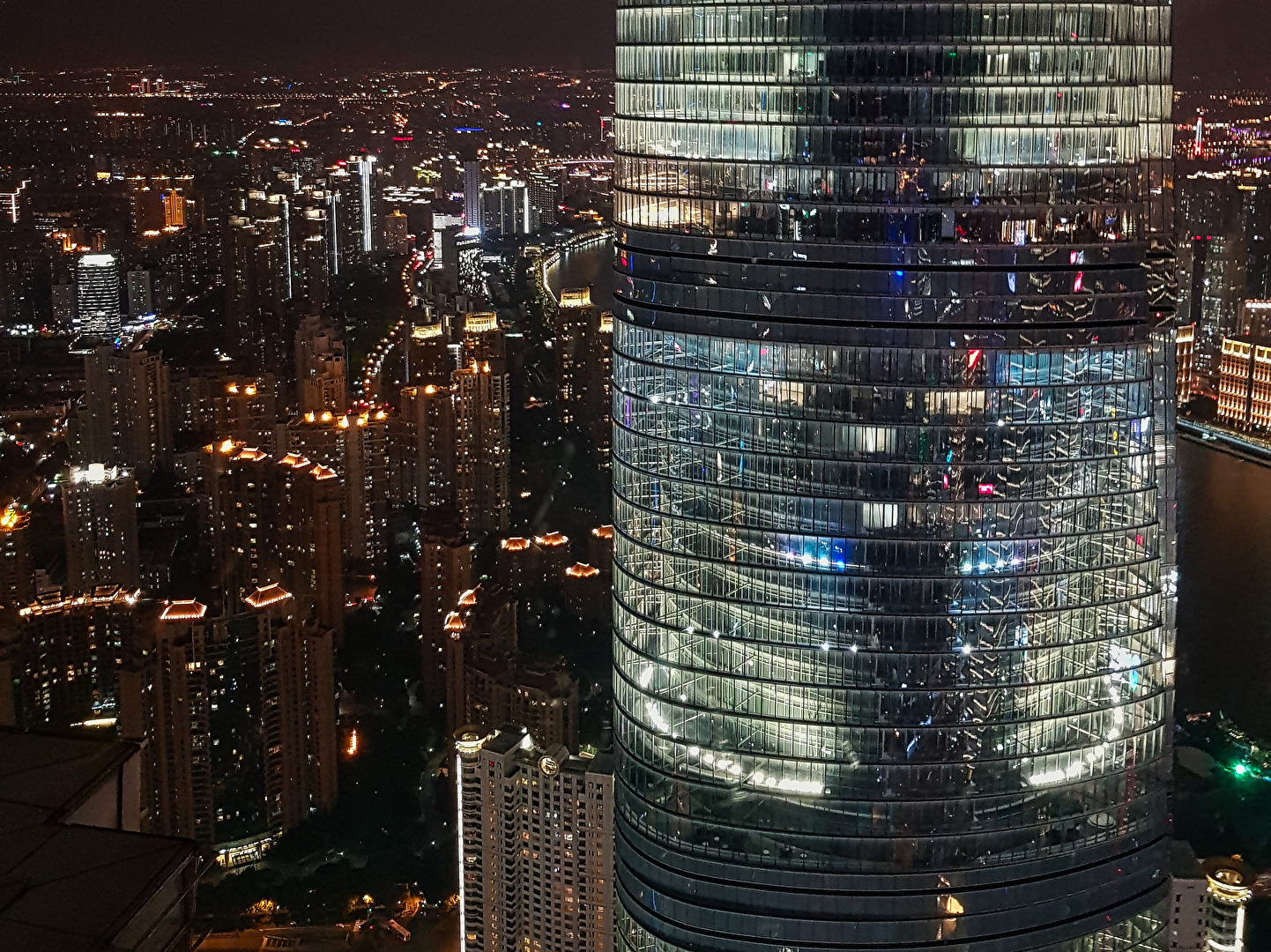 Blick vom Shanghai-Tower auf das nächtliche Bankenviertel