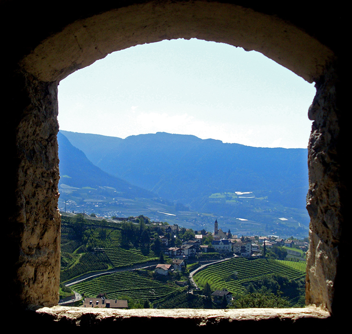 Fotowettbewerb: das Fenster einer Burg in Südtirol