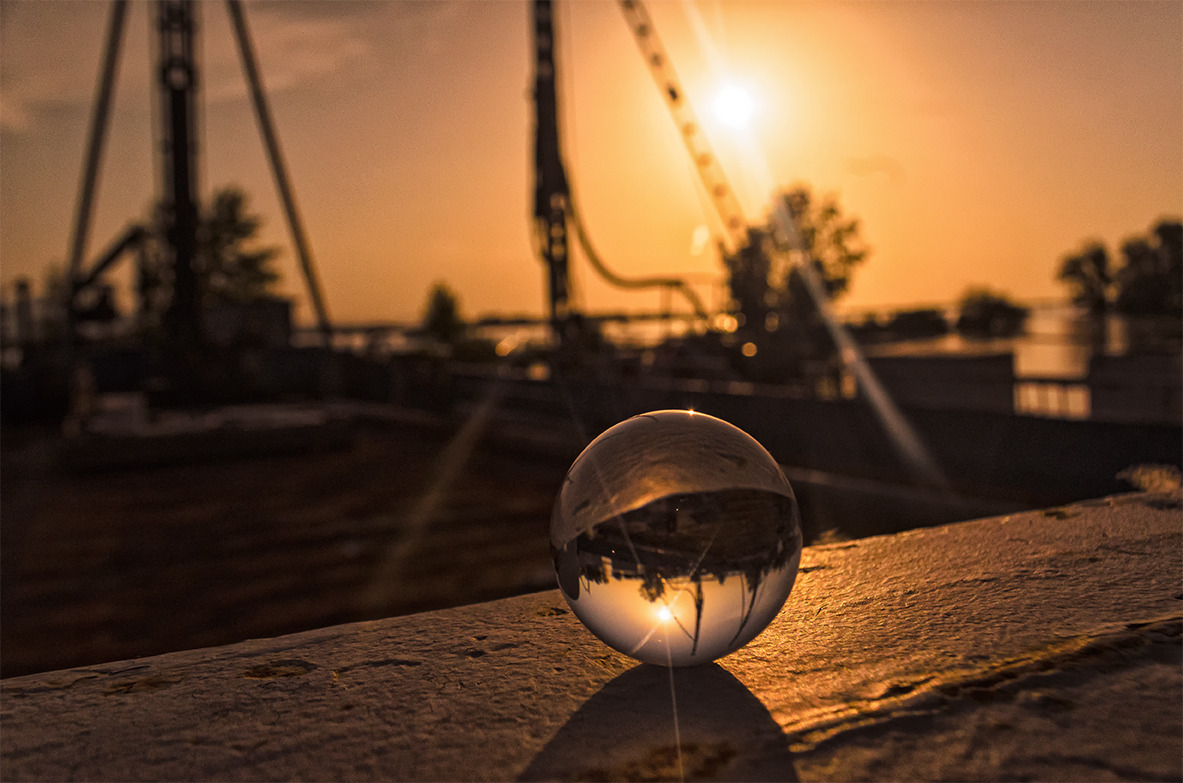 Sonnenuntergang durch eine Glaskugel