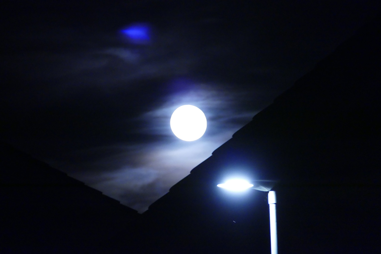 Der Mond zwischen den Häusern