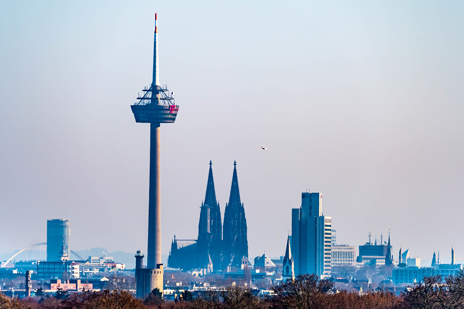 Köln am Rhein im frühen Dezembermorgen.