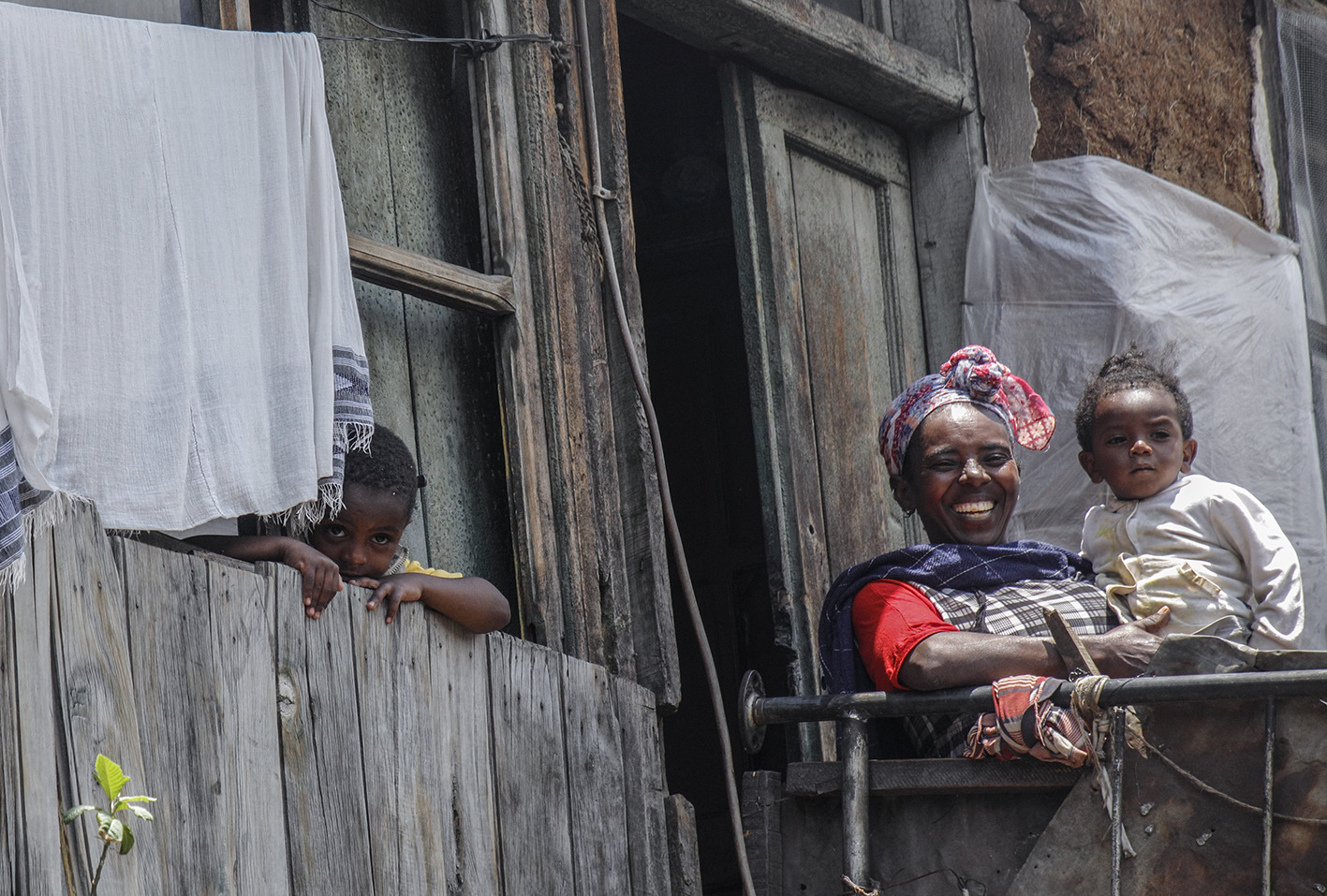 Eine Frau mit Kindern, die in einem hundert Jahre alten italienischen Haus lebt. Äthiopien.