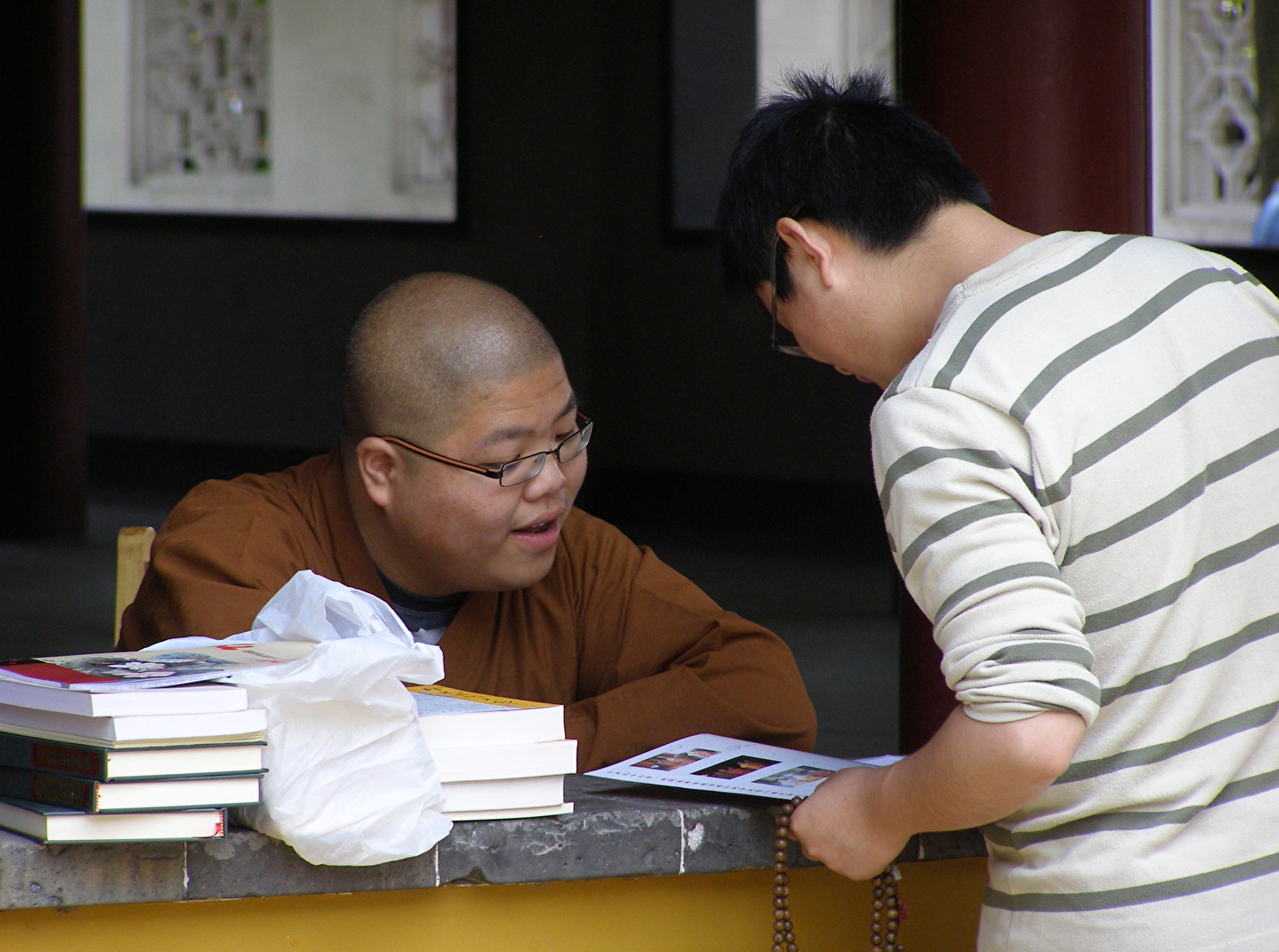 Buddhistischer Buch Verkäufer
