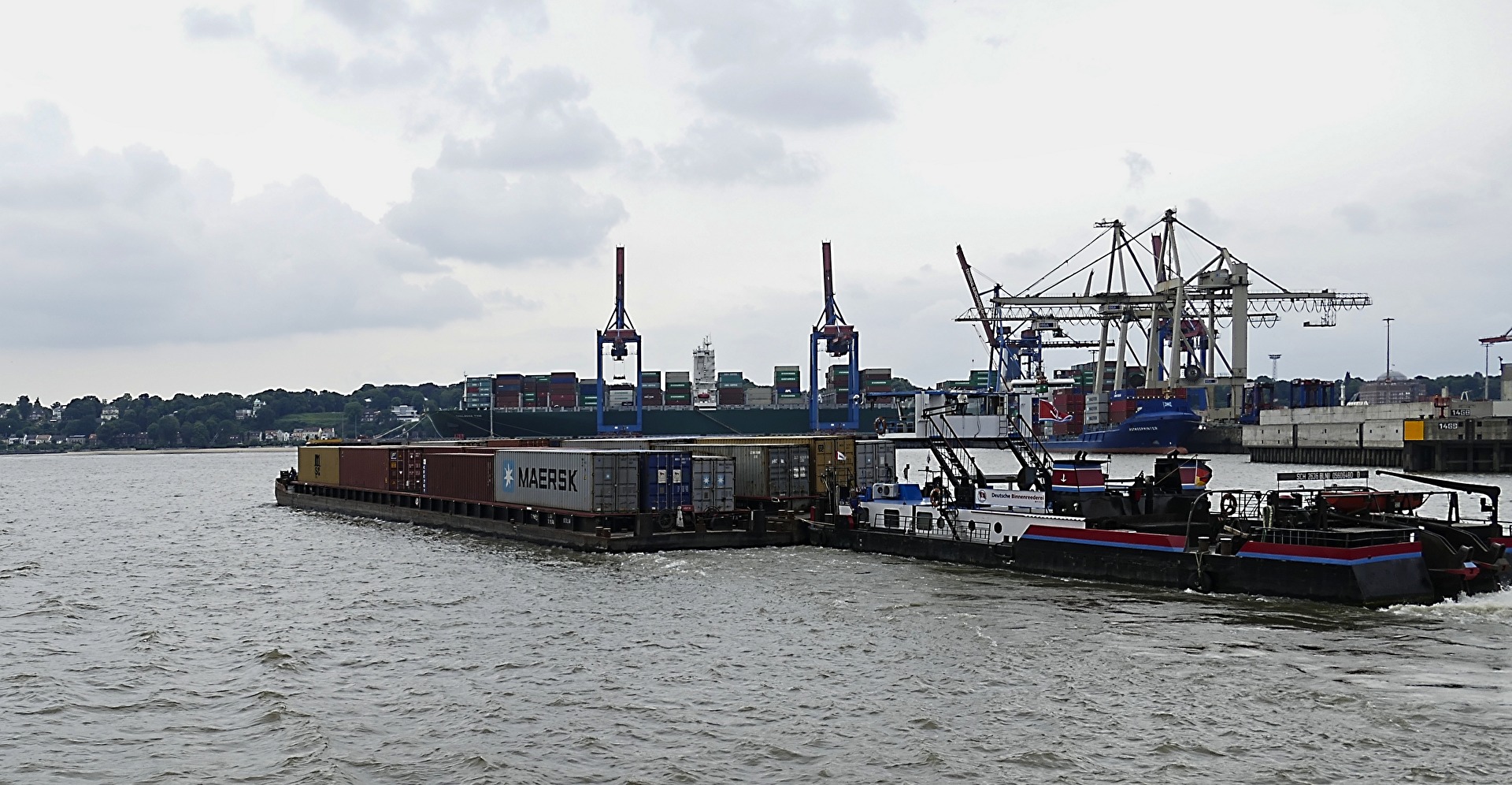Container Schubverband auf der Elbe