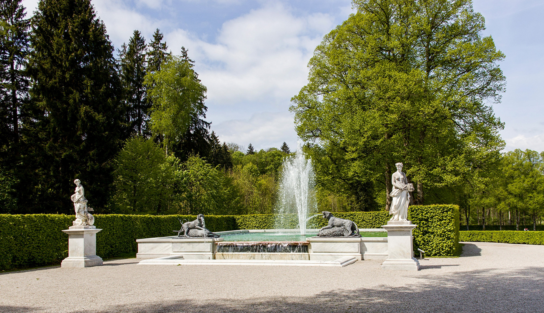 Brunnen rechtsseitig im Park Herreninsel aus Richtung Schloss gesehen