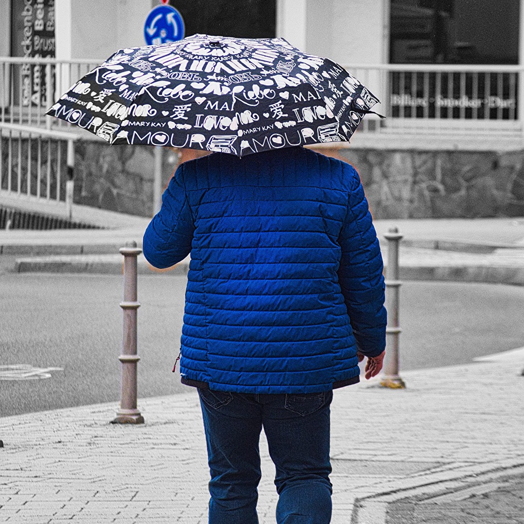Schirm mit blauer Jacke