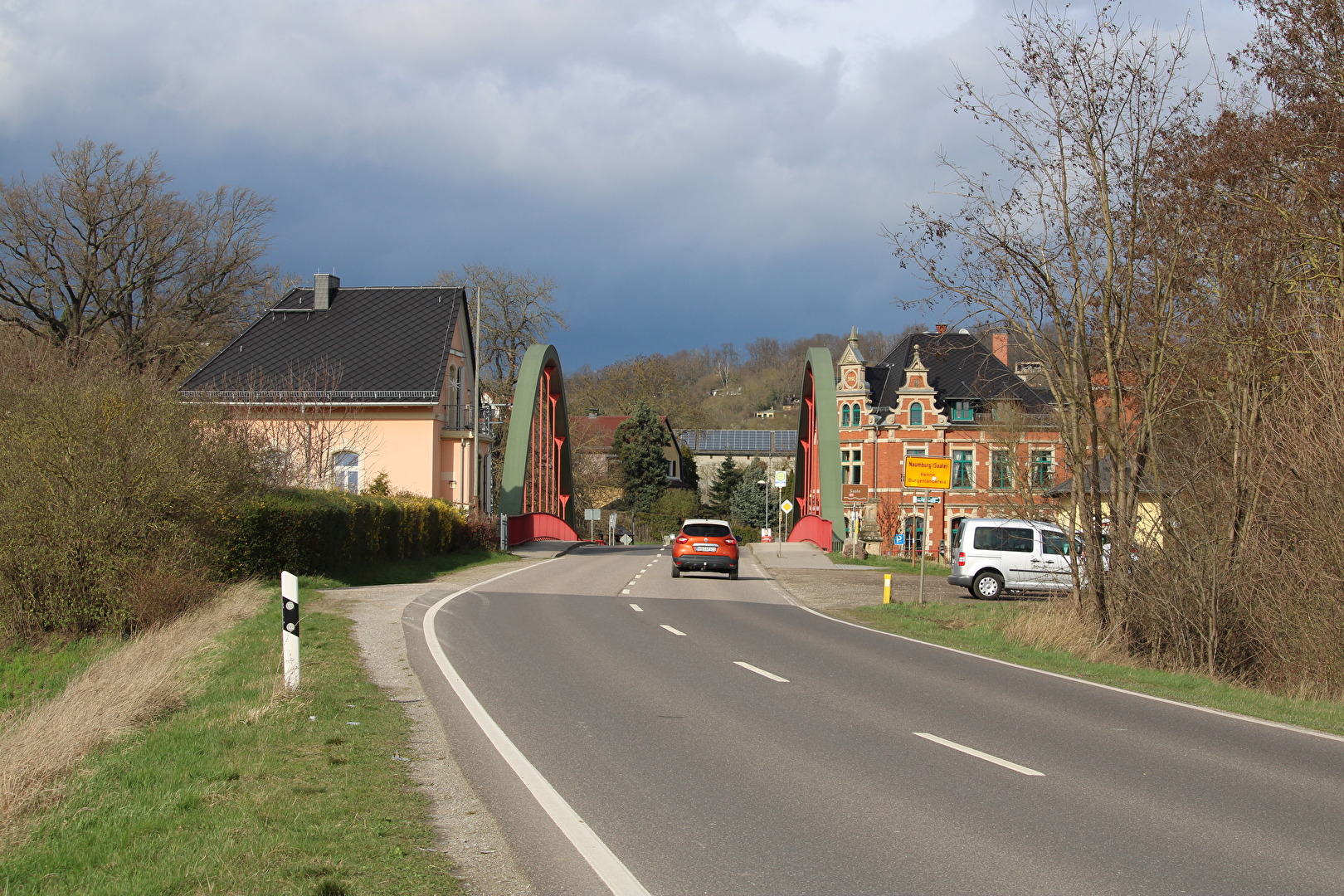 Die Straße über die Hennebrücke in Naumburg