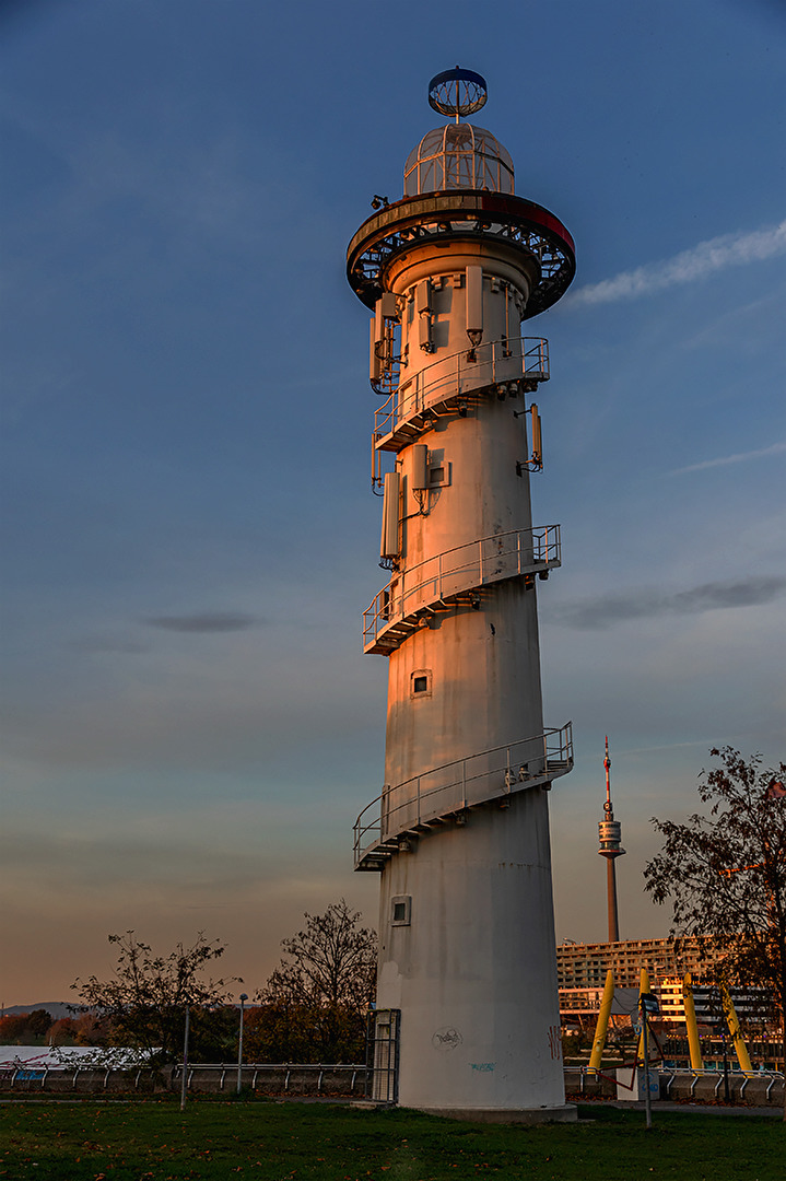 Leuchtturm Donauinsel - Blaue Stunde