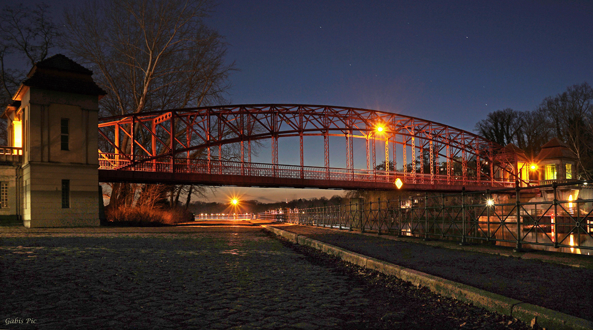 Tegeler Hafenbrücke spät am Abend