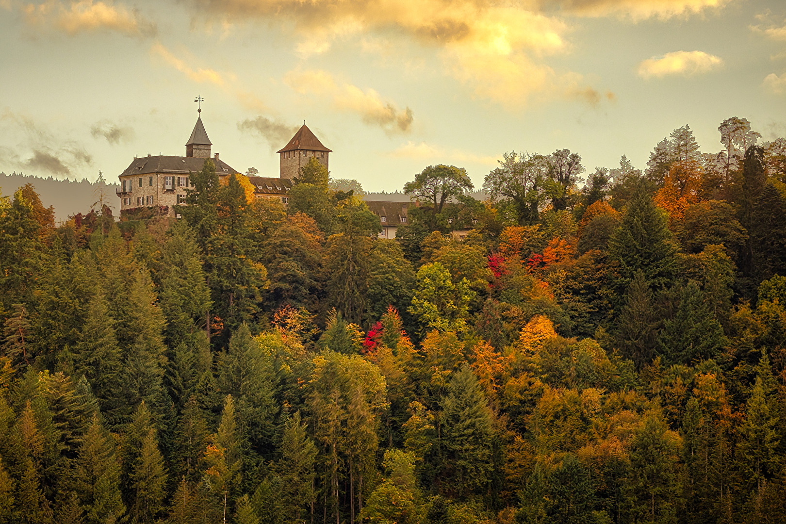 Schloss Eberstein im Herbstwald