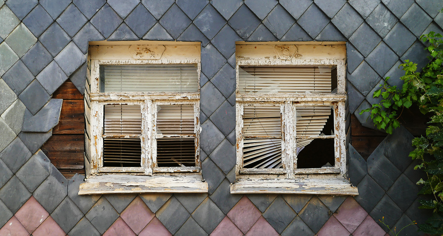 Marode Fassade und Fenster