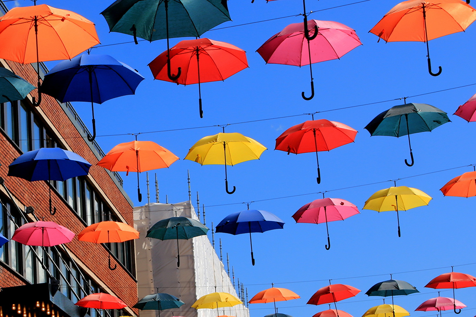 Regenschirme - Warten auf den nächsten Schauer